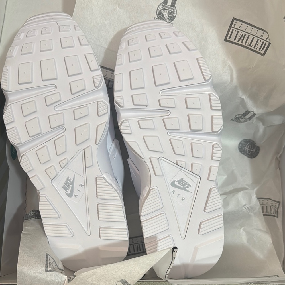 Nike White Air Huarache new in box - Picture 4 of 6